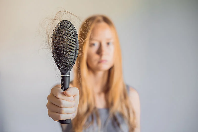 Haarausfall bei Jugendlichen – Ursachen und Behandlung